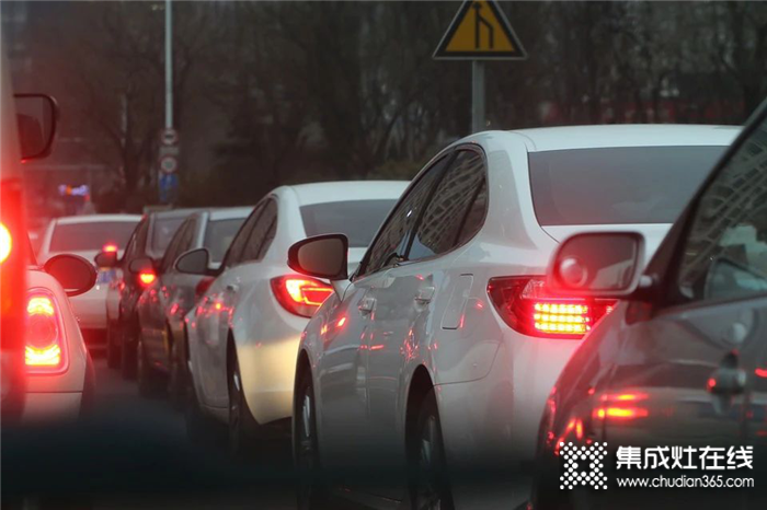 廚房”堵車“怎么辦，找萬事興集成灶一招制“堵”超簡(jiǎn)單！