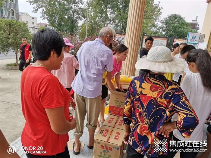 洪水無(wú)情，人間有情！潮邦集成灶鄱陽(yáng)店為油墩街受災(zāi)群眾捐贈(zèng)物資